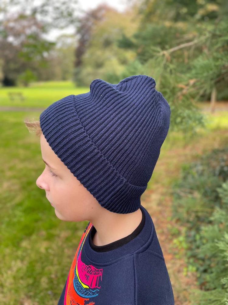 Child wearing the Fisherman hat in navy.